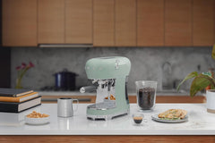 Smeg, ECF01WHEU Manual Espresso -Maschine, Cappuccino -System, Thermoblock, große Tassengehäuse und Doppelkaffeefunktion, 1 l Wassertank, kompakte Abmessungen, 1350W, Weiß