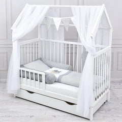 Baby Delux Babybett Komplett Set Hausbett 60x120 cm weiß Schublade Rausfallschutz Kinderbett Matratze Bettwäsche Deko Set (Prince Stars)