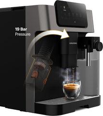 GRUNDIG KVA 7230 Kaffeevollautomat, Kaffeemaschine, 10 Kaffeespezialitäten, 13 Mahlgrade, Milchbehälter, leistungsstark 1350 W, 19 Bar Pumpendruck, Zweifachdüse, Beleuchtung, Schwarz/Dunkelsilber