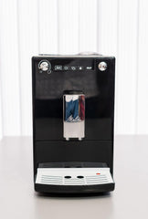 Melitta Solo - Kaffeevollautomat mit höhenverstellbarem Auslauf, kleine Kaffeemaschine mit abnehmbarem Wassertank, für z. B. Espresso oder Café Crème, silber