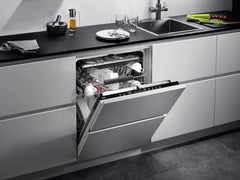 AEG Vollintegrierter Geschirrspüler 60cm, Spülmaschine Serie 7000: mit Glasschutz, Energieklasse A, Besteckschublade, personalisierte Zeit-Steuerung, leise 41dB, ComfortRails, Wasserstopp, FSE7676AP