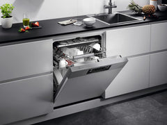 AEG Vollintegrierter Geschirrspüler 60cm, Spülmaschine Serie 7000: mit Glasschutz, Energieklasse A, Besteckschublade, personalisierte Zeit-Steuerung, leise 41dB, ComfortRails, Wasserstopp, FSE7676AP