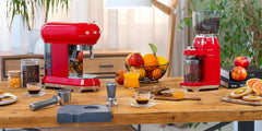 Smeg, ECF01WHEU Manual Espresso -Maschine, Cappuccino -System, Thermoblock, große Tassengehäuse und Doppelkaffeefunktion, 1 l Wassertank, kompakte Abmessungen, 1350W, Weiß