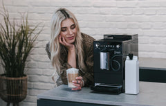 Melitta Latticia OT - Kaffeevollautomat mit Milchsystem, Kaffeemaschine mit Mahlwerk für z. B. Kaffee oder Cappuccino, silber/schwarz