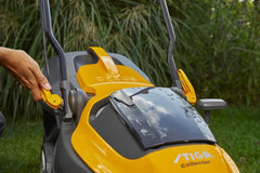 Stiga Akku-Rasenmäher Collector 136e Kit - mit 2 x 2 Ah Akku und Doppel-Ladegerät