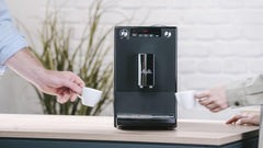 Melitta Solo - Kaffeevollautomat mit höhenverstellbarem Auslauf, kleine Kaffeemaschine mit abnehmbarem Wassertank, für z. B. Espresso oder Café Crème, silber