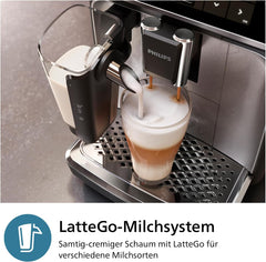 Philips 2300 Serie Vollautomatische Espressomaschine - 4 Getränke, modernes Farb-Touchscreen-Display, LatteGo-Milchsystem, SilentBrew, Keramikmahlwerk, AquaClean-Filter. Weißes Chrom (EP2333/40)