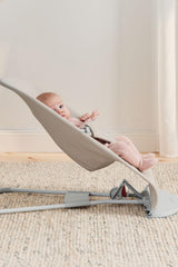 BabyBjörn Babywippe Bliss, Gewebt, Blütenblatt-Steppung, Sandgrau