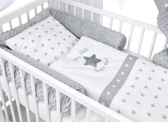 Baby Delux Babybett Komplett Set Hausbett 60x120 cm weiß Schublade Rausfallschutz Kinderbett Matratze Bettwäsche Deko Set (Prince Stars)