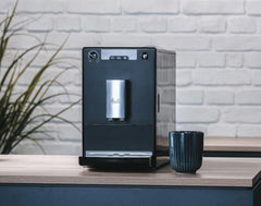 Melitta Solo - Kaffeevollautomat mit höhenverstellbarem Auslauf, kleine Kaffeemaschine mit abnehmbarem Wassertank, für z. B. Espresso oder Café Crème, silber