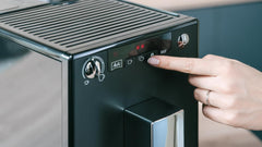 Melitta Solo - Kaffeevollautomat mit höhenverstellbarem Auslauf, kleine Kaffeemaschine mit abnehmbarem Wassertank, für z. B. Espresso oder Café Crème, silber