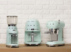 Smeg, ECF01WHEU Manual Espresso -Maschine, Cappuccino -System, Thermoblock, große Tassengehäuse und Doppelkaffeefunktion, 1 l Wassertank, kompakte Abmessungen, 1350W, Weiß