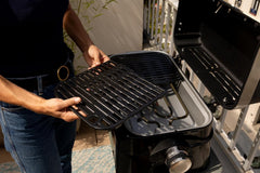 Campingaz Grill Attitude2go, Gasgrill & Elektrogrill, Tischgrill, tragbarer Balkon-, Camping-Grill, mit Deckel, Thermometer und Gusseisen-Grillrost, Betrieb mit Gas oder Elektro