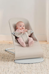 BabyBjörn Babywippe Bliss, Gewebt, Blütenblatt-Steppung, Sandgrau