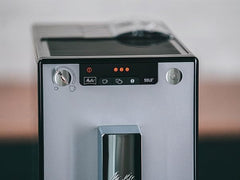 Melitta Solo - Kaffeevollautomat mit höhenverstellbarem Auslauf, kleine Kaffeemaschine mit abnehmbarem Wassertank, für z. B. Espresso oder Café Crème, silber