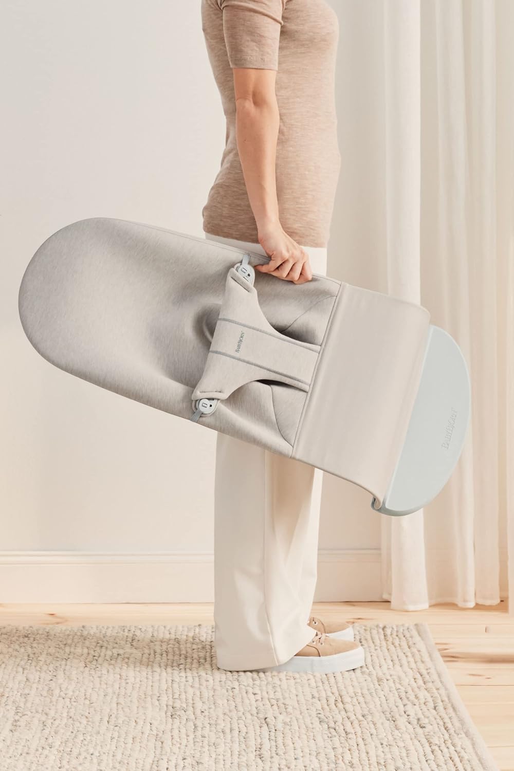 BabyBjörn Babywippe Bliss, Gewebt, Blütenblatt-Steppung, Sandgrau
