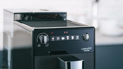 Melitta Latticia OT - Kaffeevollautomat mit Milchsystem, Kaffeemaschine mit Mahlwerk für z. B. Kaffee oder Cappuccino, silber/schwarz