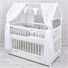 Baby Delux Babybett Komplett Set Hausbett 60x120 cm weiß Schublade Rausfallschutz Kinderbett Matratze Bettwäsche Deko Set (Prince Stars)