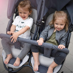 hauck Geschwisterwagen Roadster Duo SLX, Zwillingsbuggy ab Geburt bis 15 kg (ca. 3 Jahren) mit Liegefunktion, XL Korb, Einfach und Klein Zusammenklappbar, Große Räder (Grey/Silver)