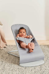 BabyBjörn Babywippe Bliss, Gewebt, Blütenblatt-Steppung, Sandgrau