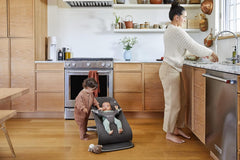 Ergobaby 3-in-1 Evolve Bouncer, Ergonomische Babywippe für Neugeborene ab Geburt bis zum Kleinkind, Babyschaukel mit Neugeboreneneinsatz (2,5 kg - 13,2 kg), Cream