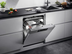 AEG Vollintegrierter Geschirrspüler 60cm, Spülmaschine Serie 7000: mit Glasschutz, Energieklasse A, Besteckschublade, personalisierte Zeit-Steuerung, leise 41dB, ComfortRails, Wasserstopp, FSE7676AP