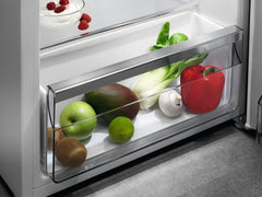 AEG RTS811DXAW Freistehender Tisch-Kühlschrank / 845 mm / 4-Sterne-Gefrierfach / 120 L / D