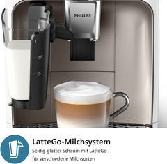 Philips 2300 Serie Vollautomatische Espressomaschine - 4 Getränke, modernes Farb-Touchscreen-Display, LatteGo-Milchsystem, SilentBrew, Keramikmahlwerk, AquaClean-Filter. Weißes Chrom (EP2333/40)