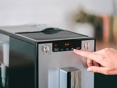 Melitta Solo - Kaffeevollautomat mit höhenverstellbarem Auslauf, kleine Kaffeemaschine mit abnehmbarem Wassertank, für z. B. Espresso oder Café Crème, silber